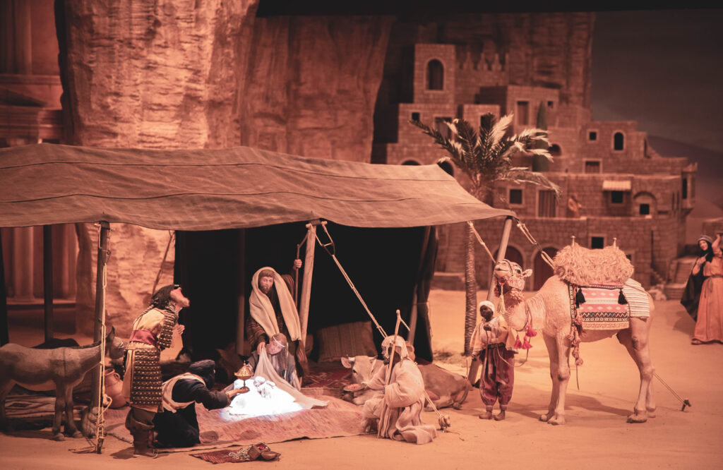 La Natività sotto una tenda, con figure intorno
