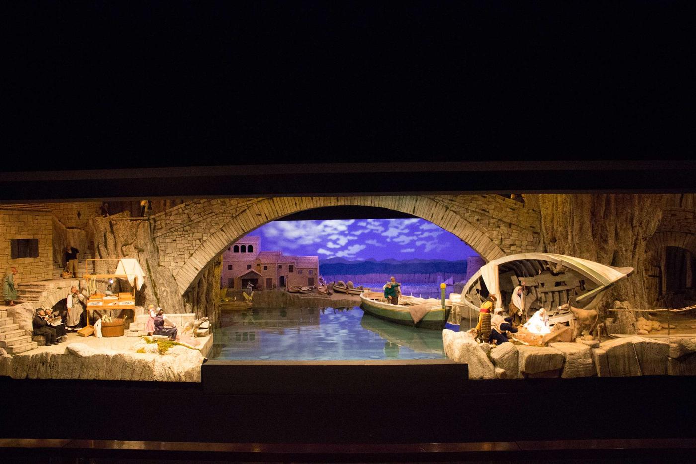Il presepio del Natale 2013: il fiordo di Furore in miniatura, un grande arco di pietra sull’acqua, con barche e case del borgo.