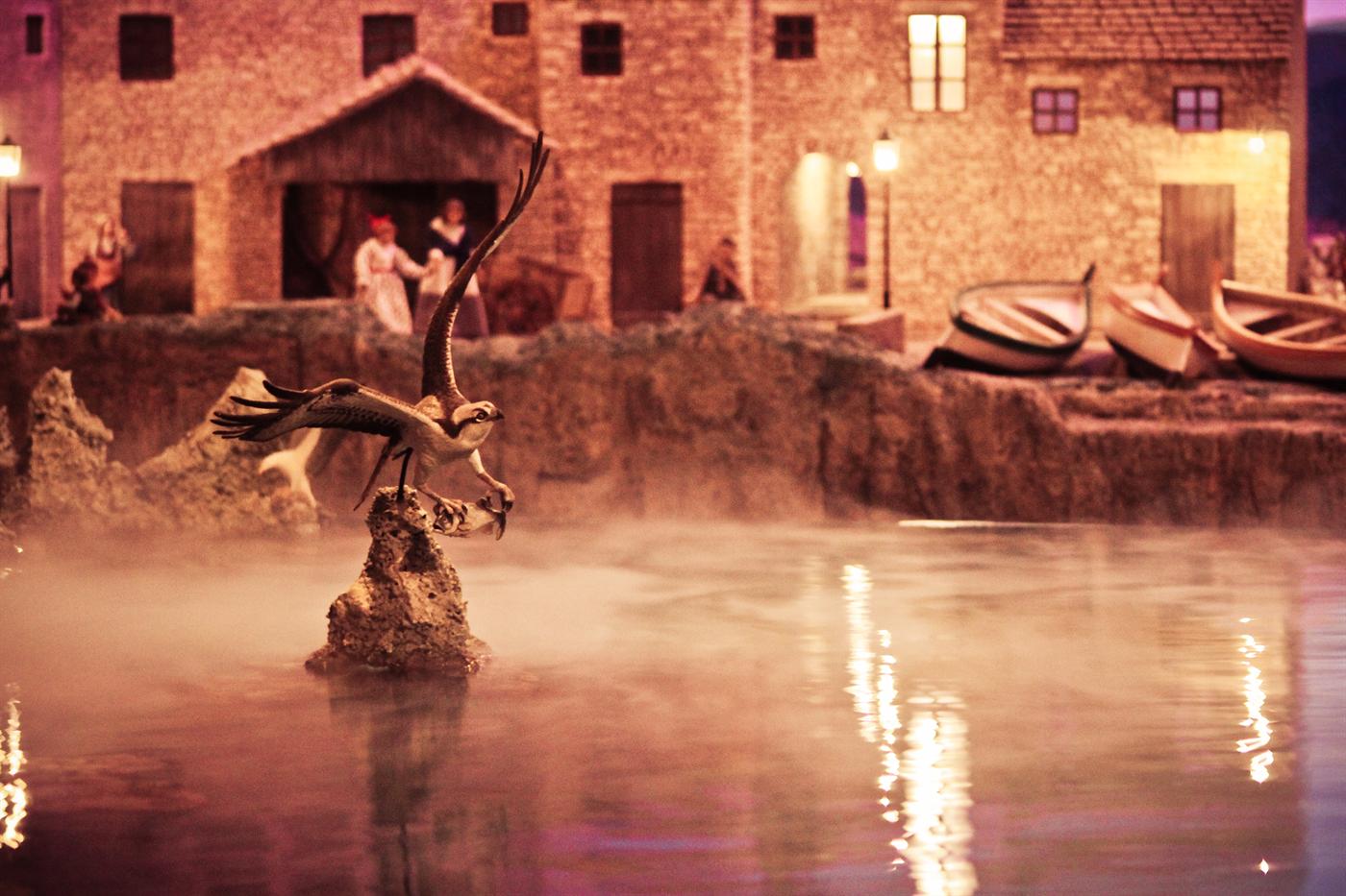Il presepio del Natale 2014: un borgo di pietra sul mare, con le barche tirate a riva, un rapace sullo scoglio e la nebbia sull’acqua.