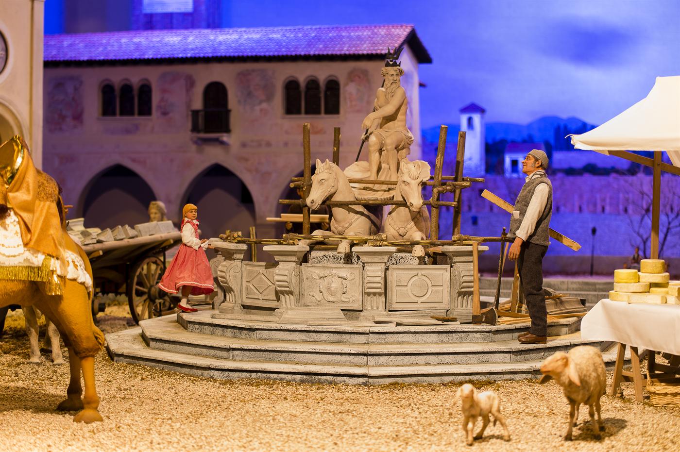Il presepio del Natale 2015: la piazza della città del Cima in miniatura, con la fontana, i palazzi dipinti con le bifore e le bancarelle.