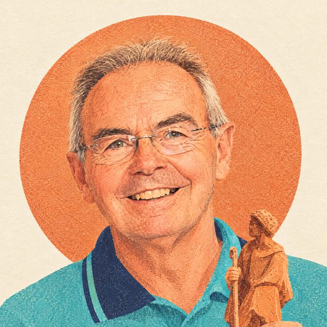 Ritratto illustrato di Mauro Marcato, sorridente, con gli occhiali, che tiene in mano una piccola statua di pastore in terracotta.