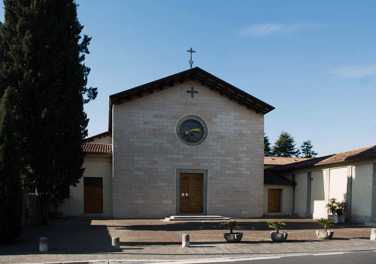 La facciata della chiesa del convento dei Frati Cappuccini di Conegliano, di giorno.